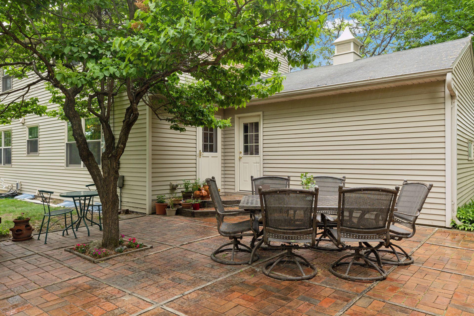 615 Narcissus Lane N