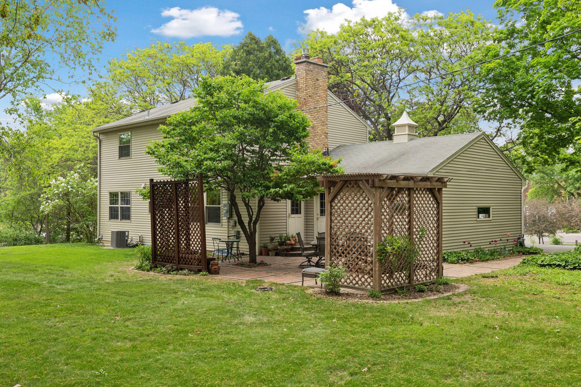 615 Narcissus Lane N