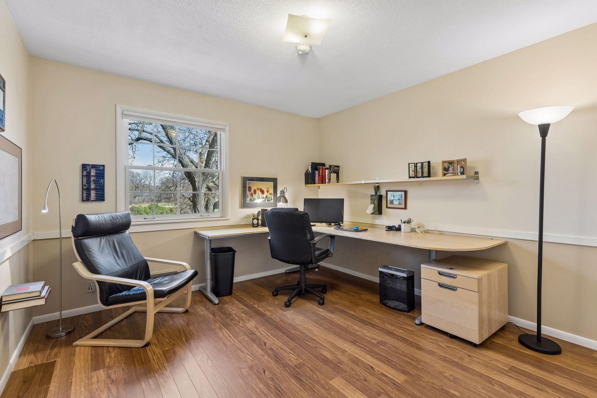 615 Narcissus Lane N