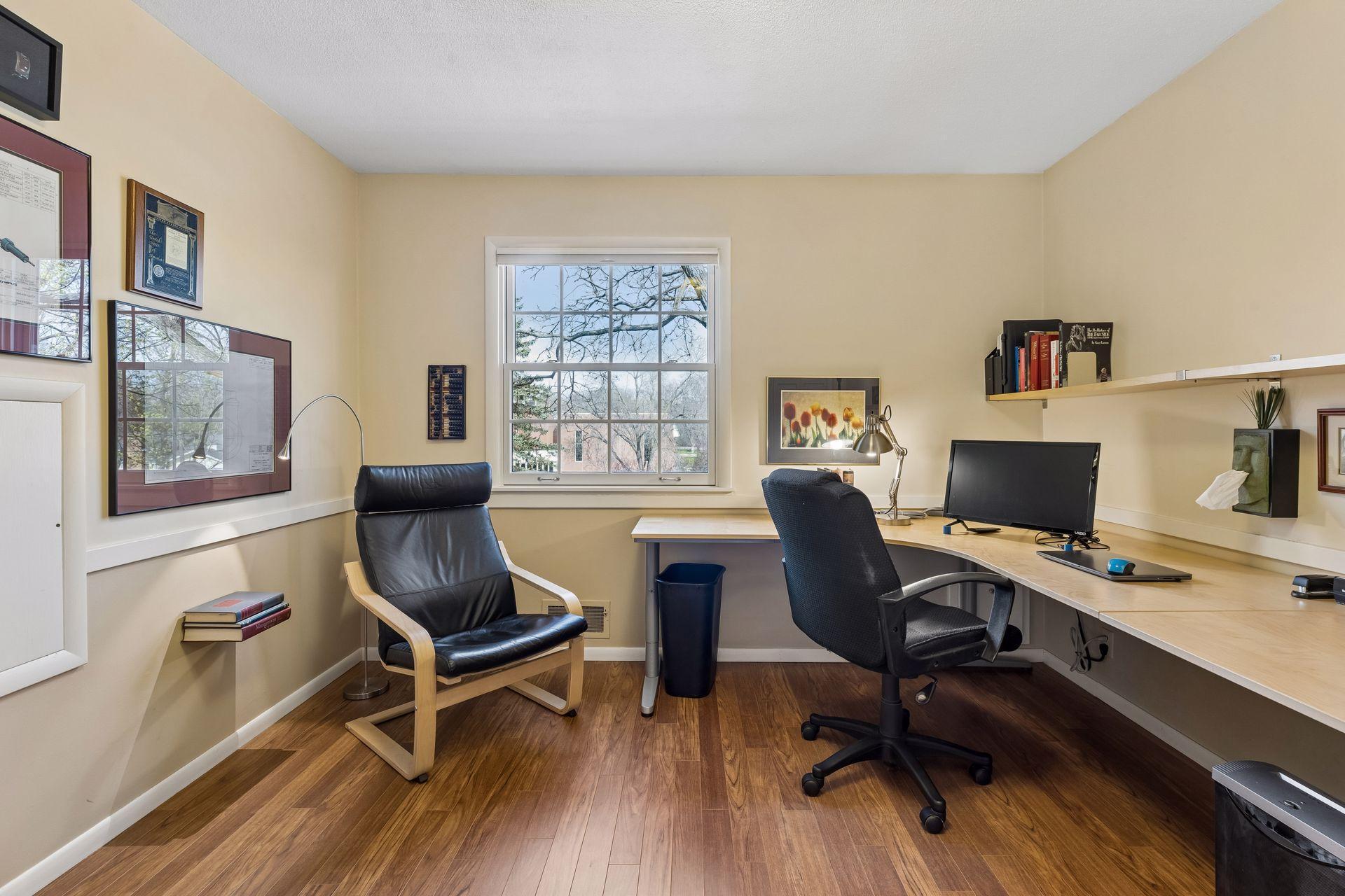 615 Narcissus Lane N