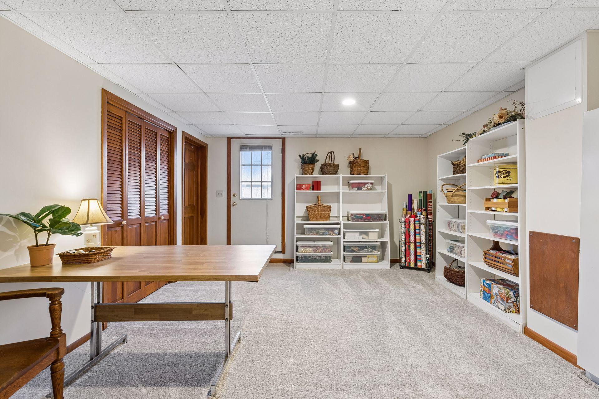 615 Narcissus Lane N