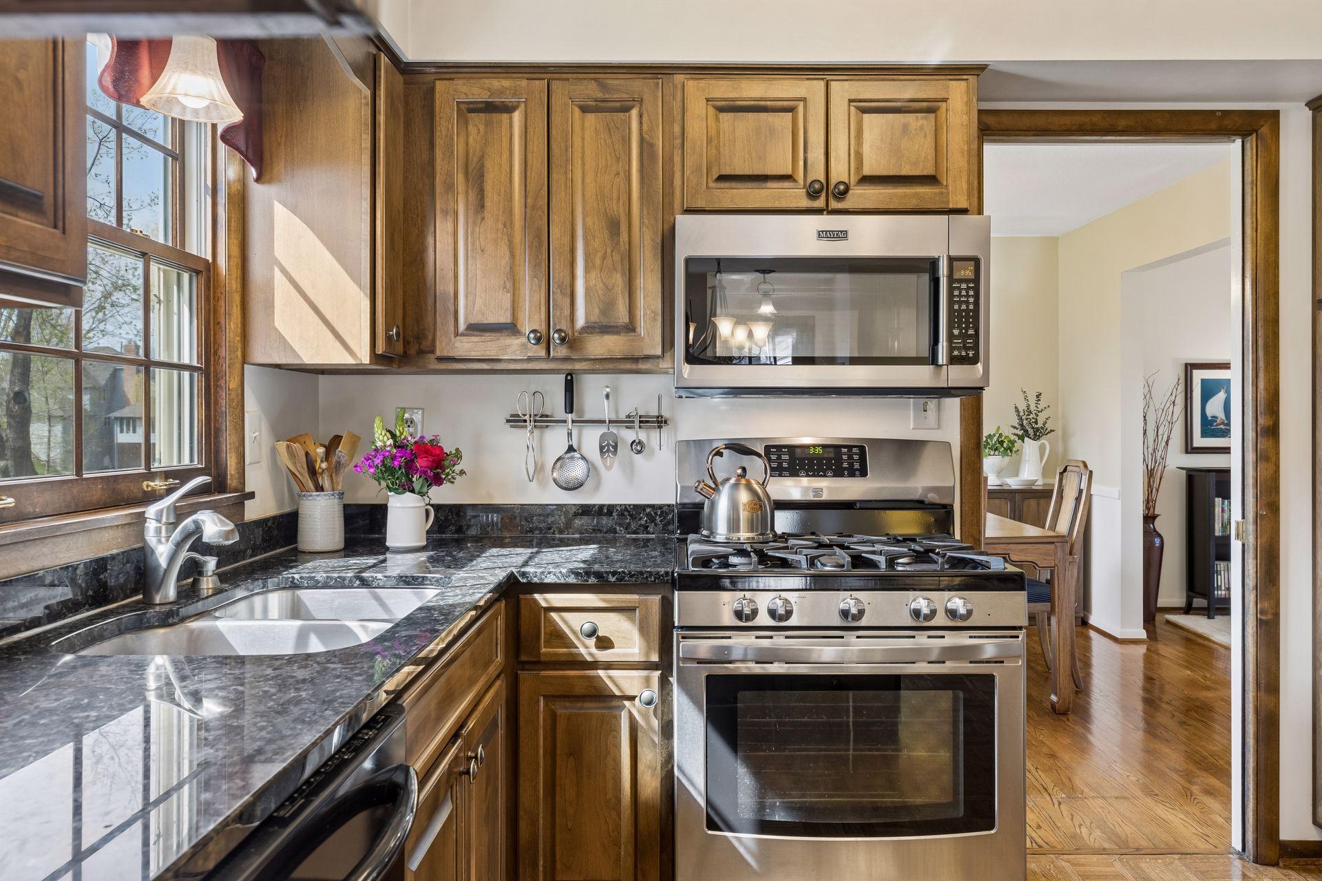 615 Narcissus Lane N