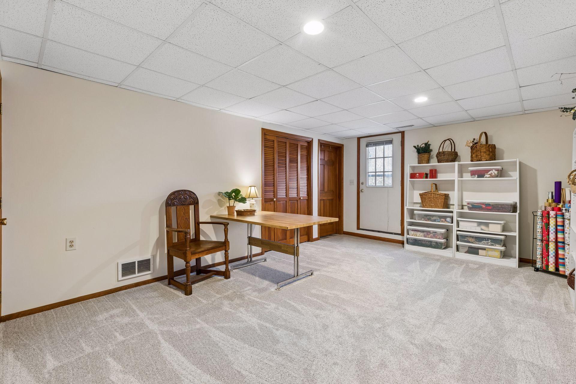 615 Narcissus Lane N