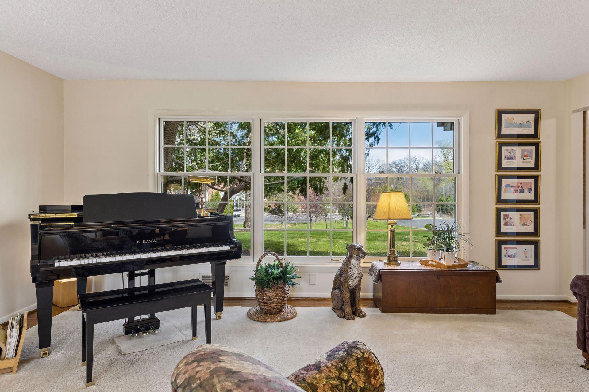 615 Narcissus Lane N