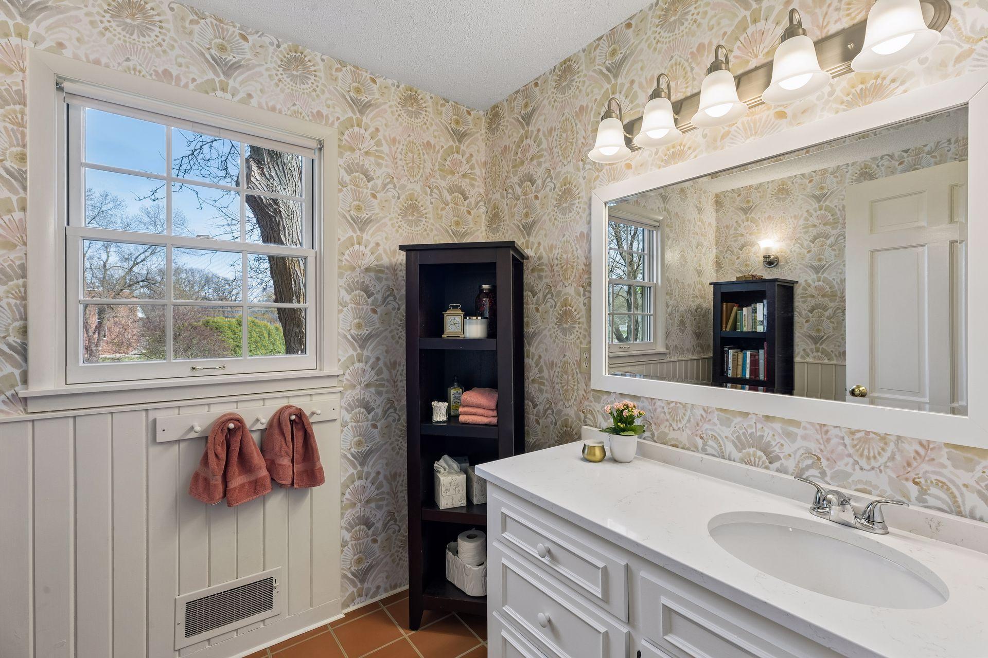 615 Narcissus Lane N