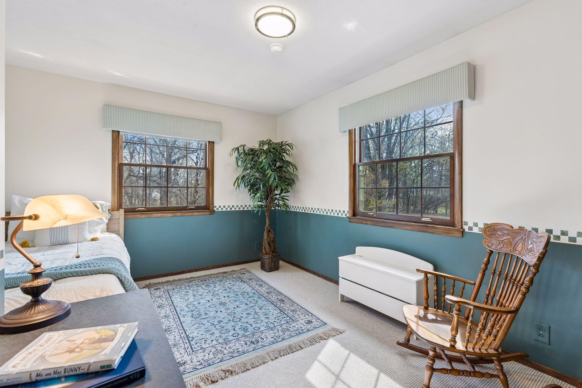 615 Narcissus Lane N