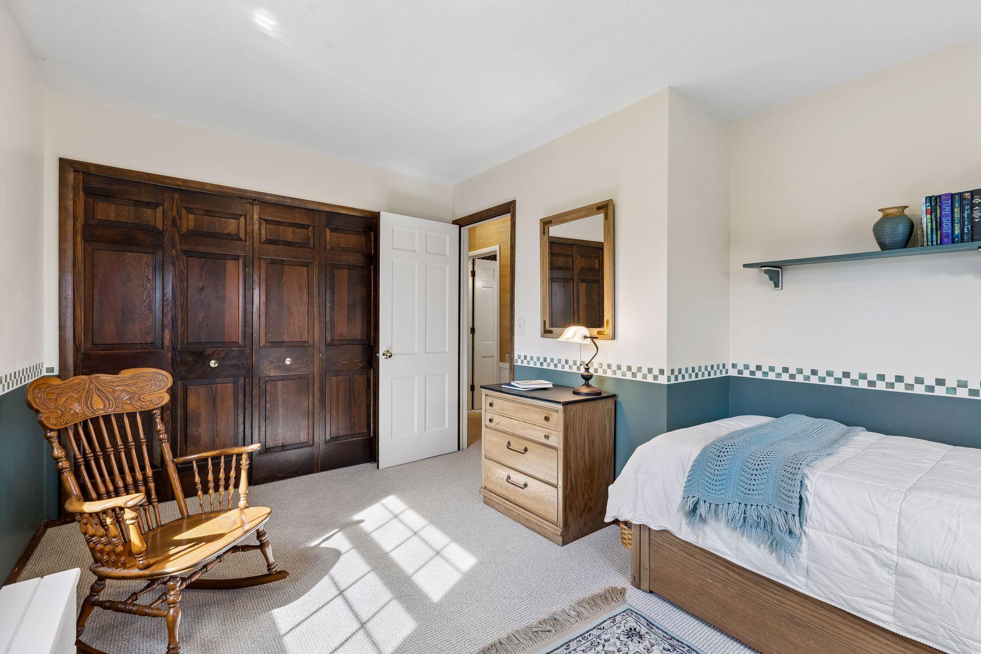 615 Narcissus Lane N