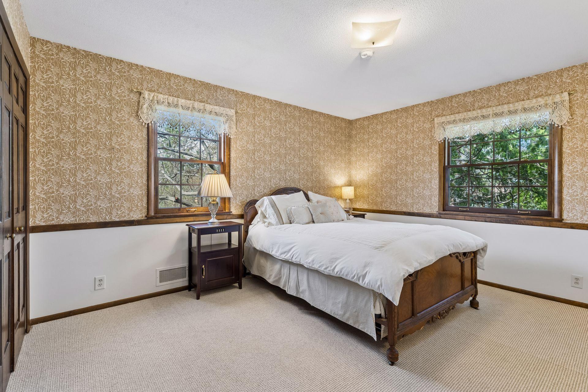 615 Narcissus Lane N