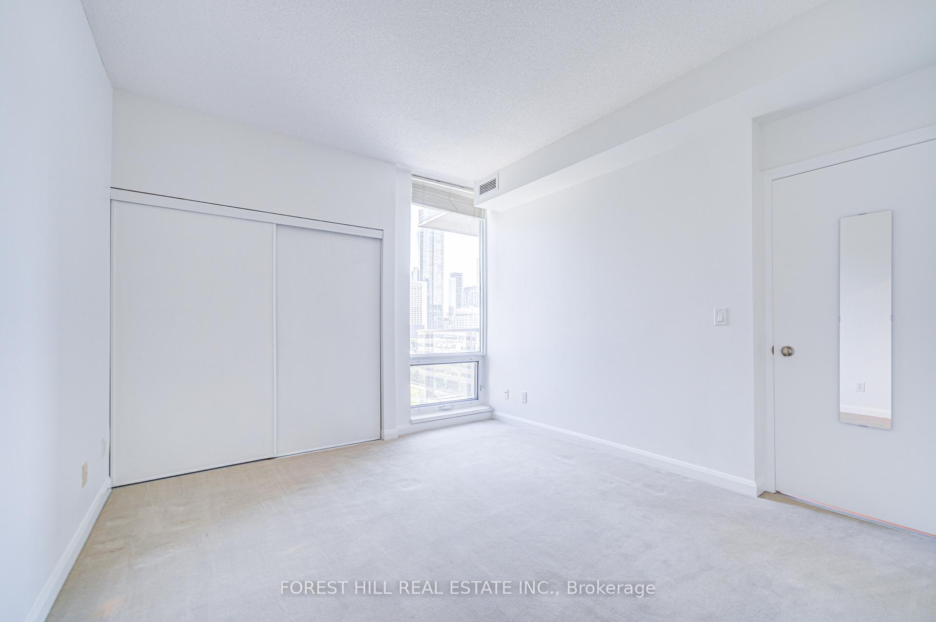 111 Elizabeth Street 1506, Toronto C01 Unit: 1506