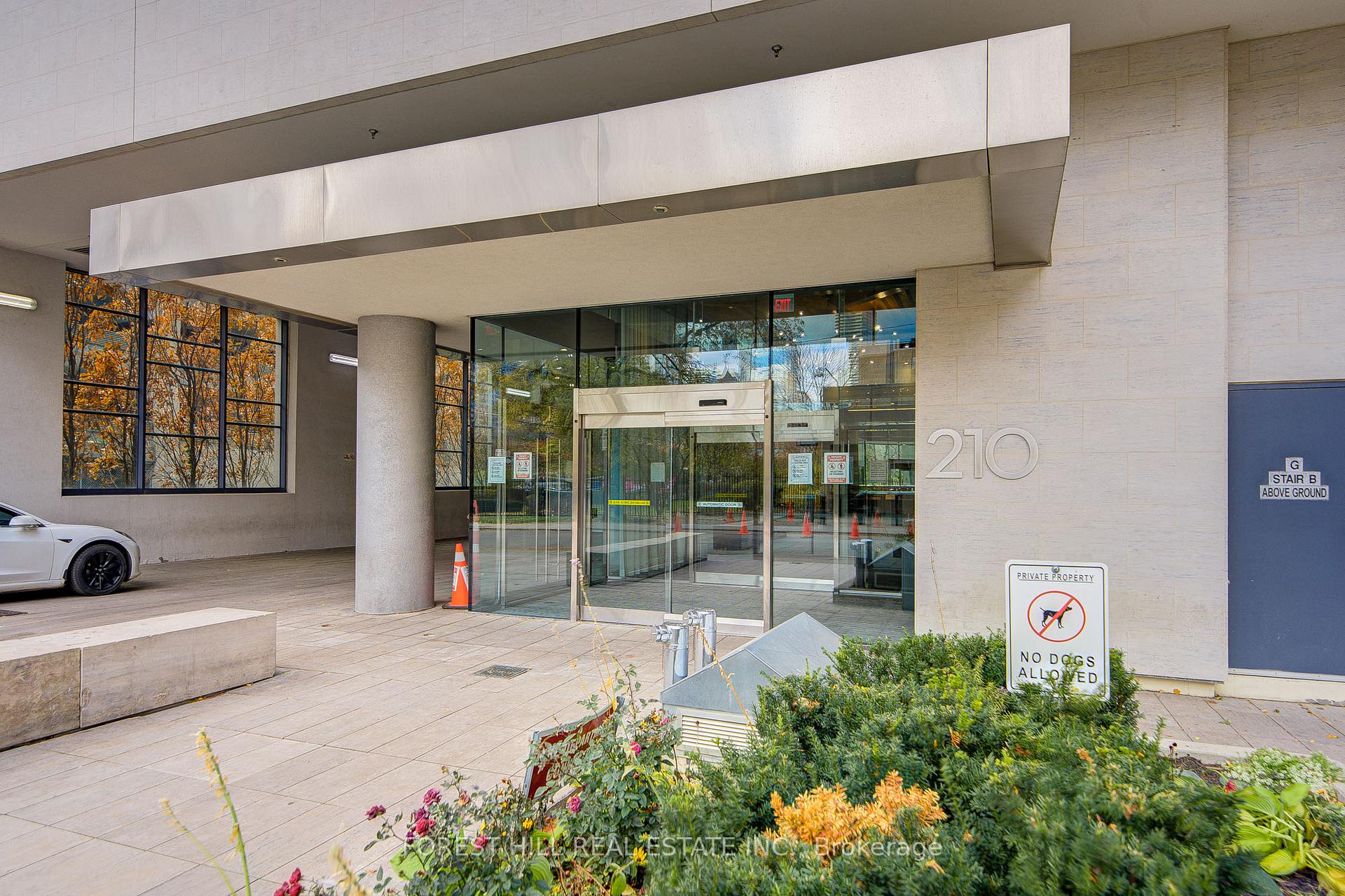 210 Simcoe Street 701