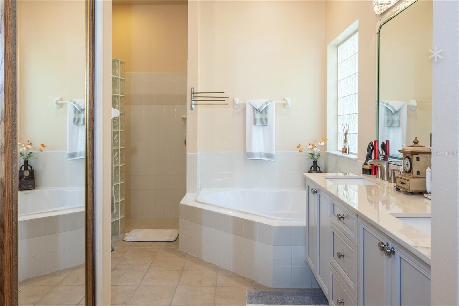 3 VILLAGE VIEW DR