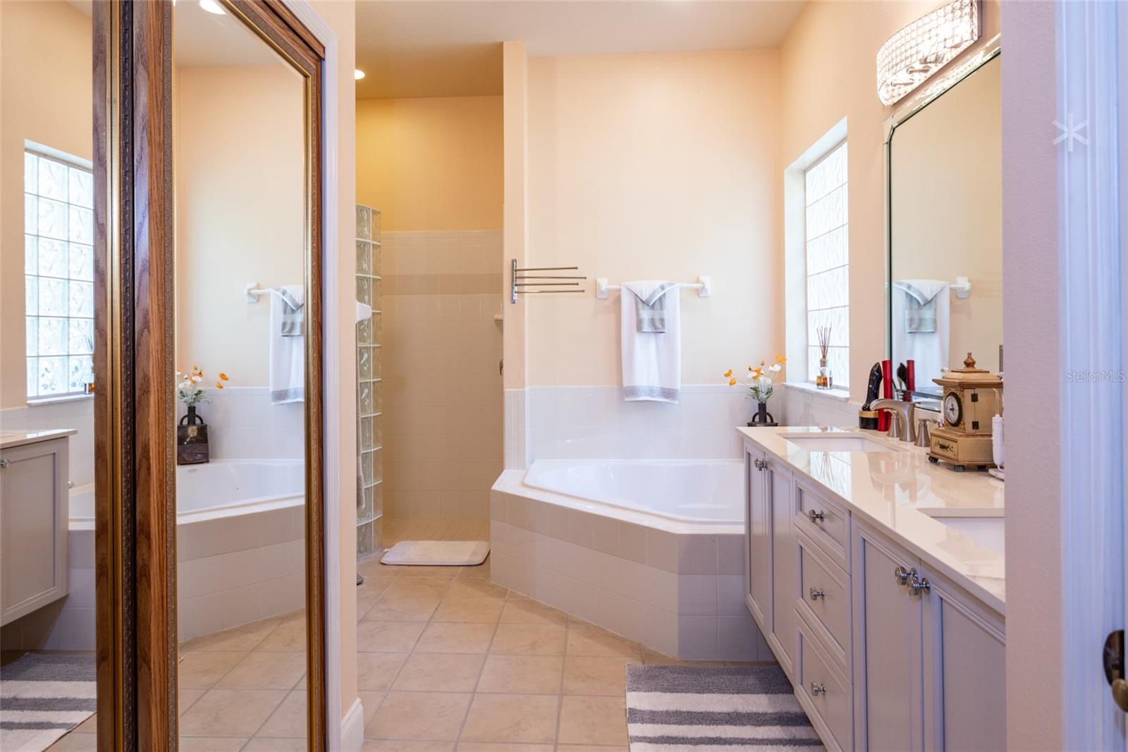 3 VILLAGE VIEW DR