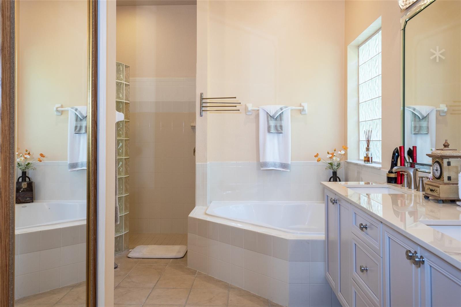3 VILLAGE VIEW DR