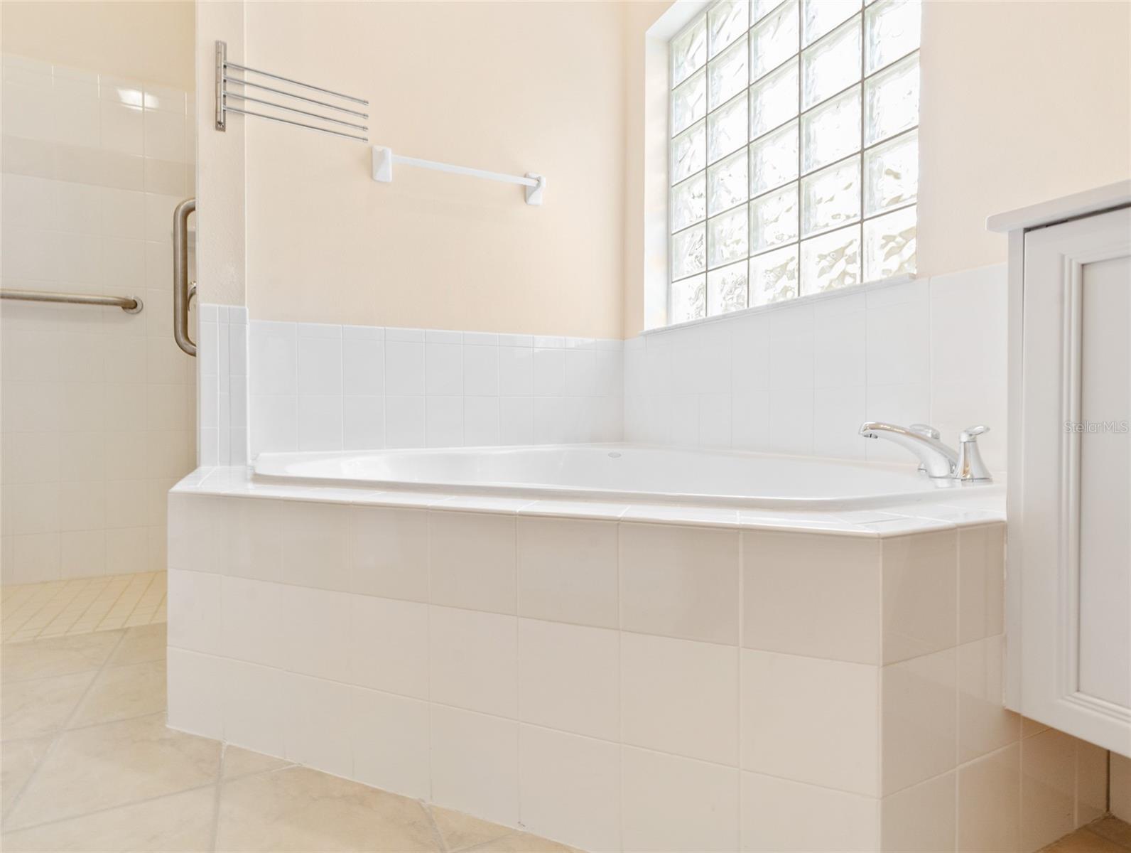 3 VILLAGE VIEW DR
