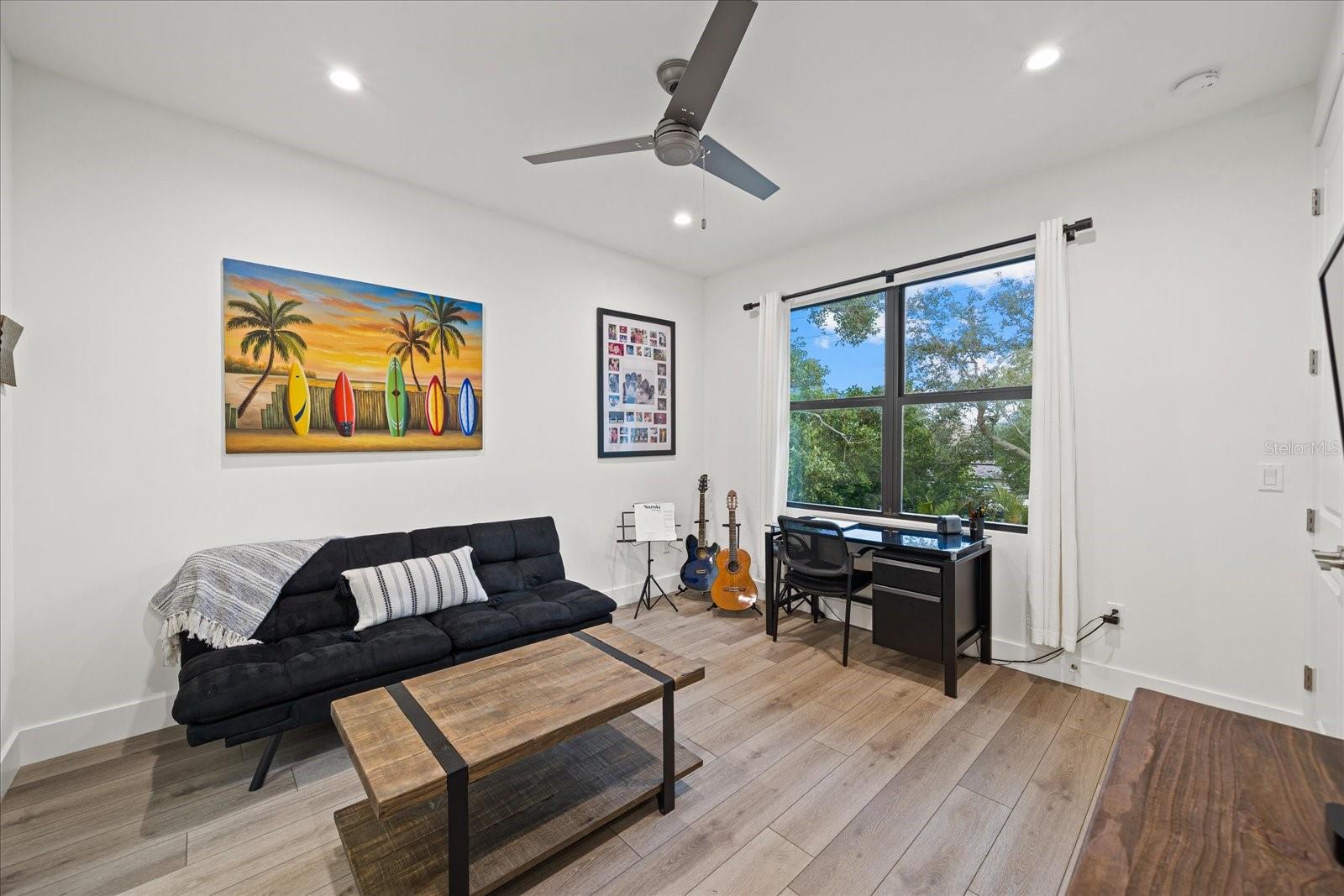 577 VENICE LN