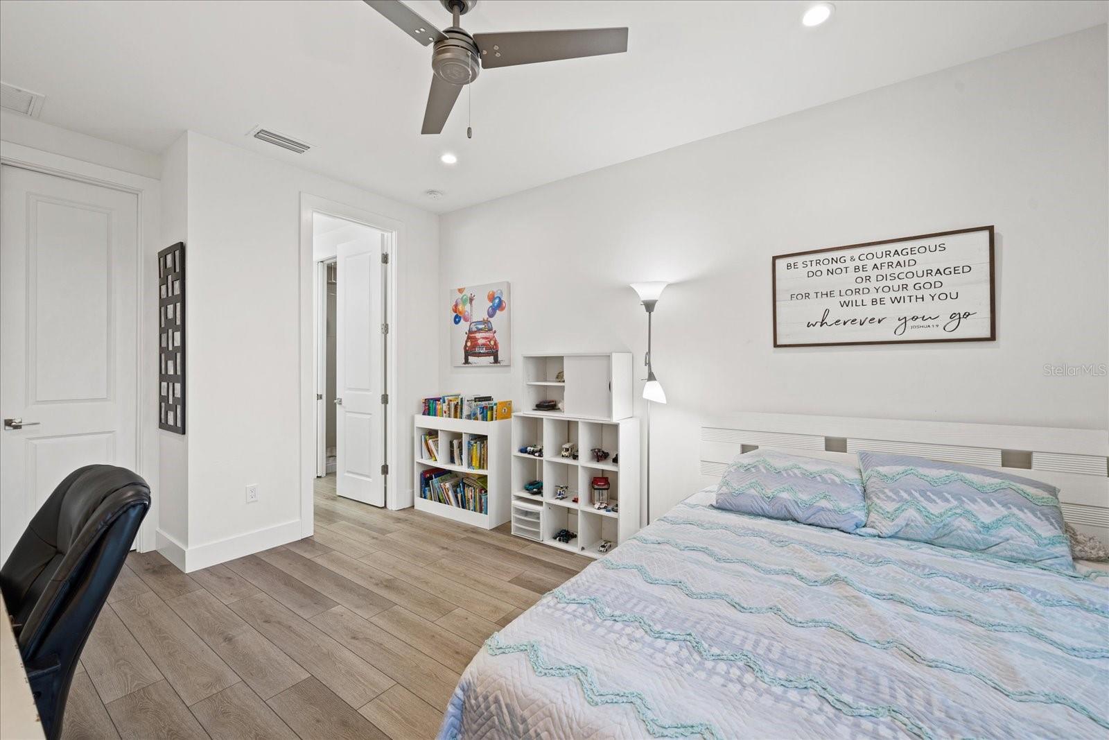 577 VENICE LN