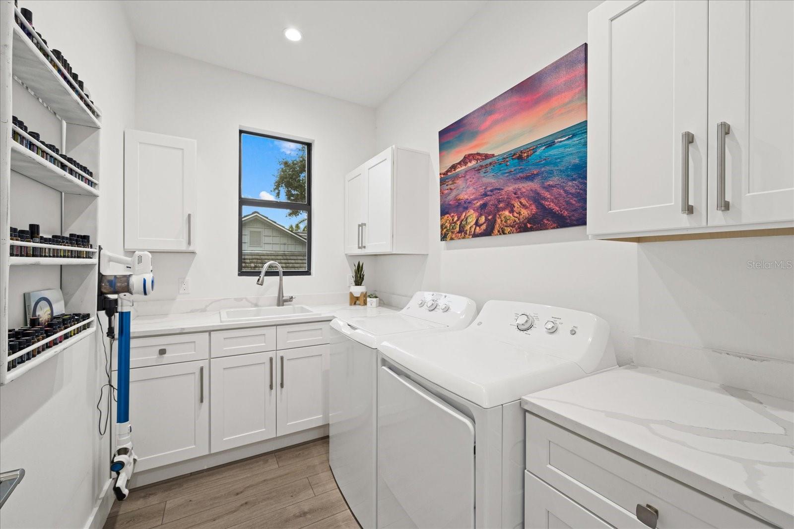 577 VENICE LN