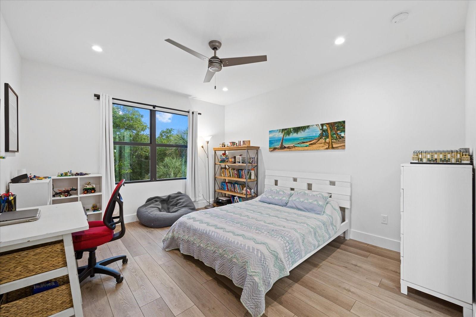 577 VENICE LN