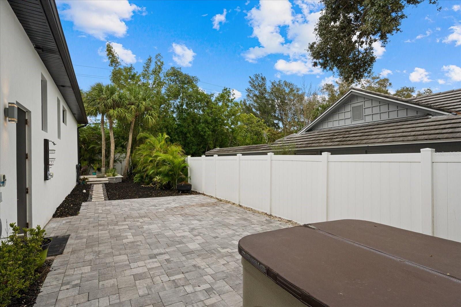 577 VENICE LN