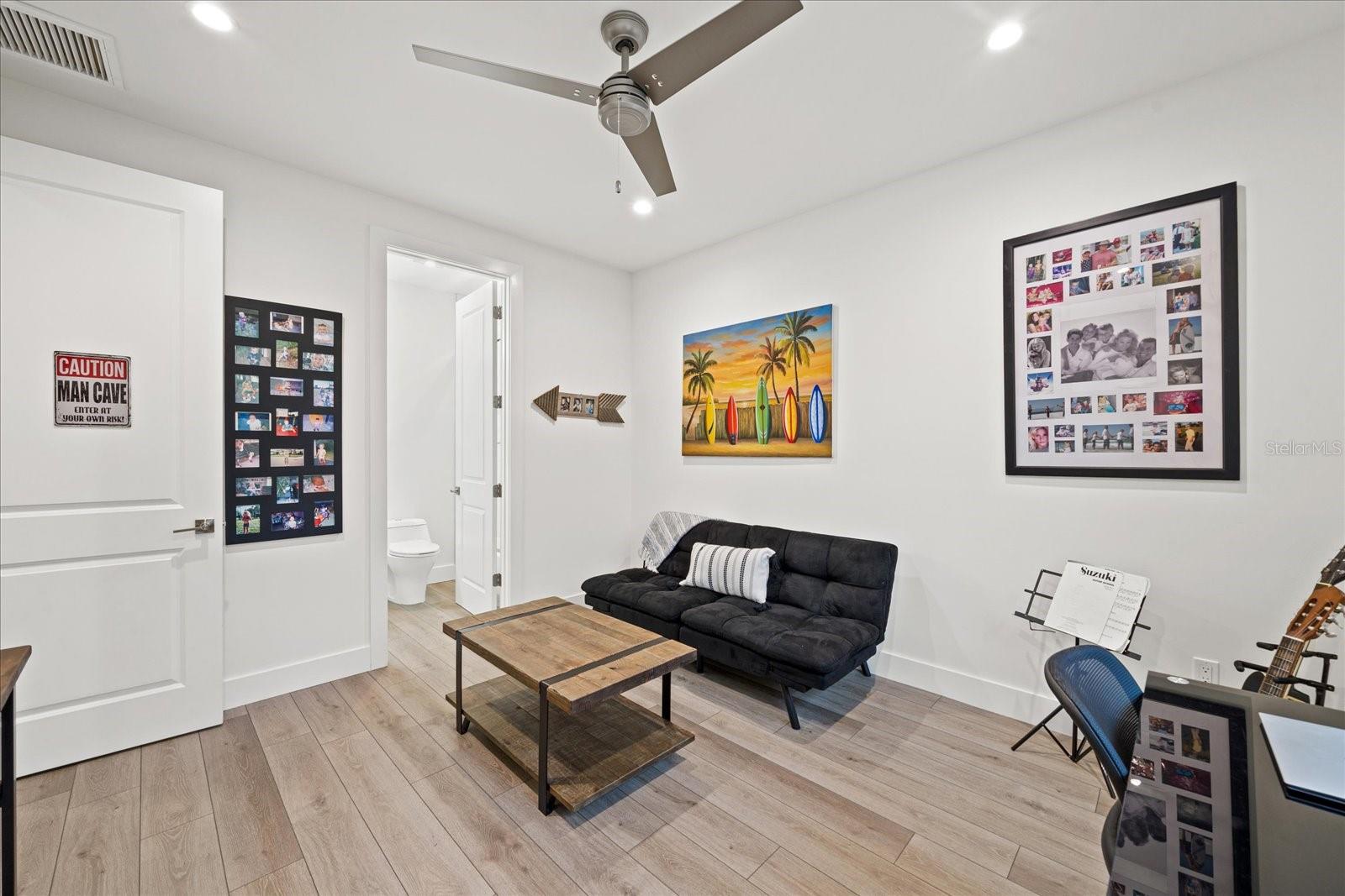 577 VENICE LN