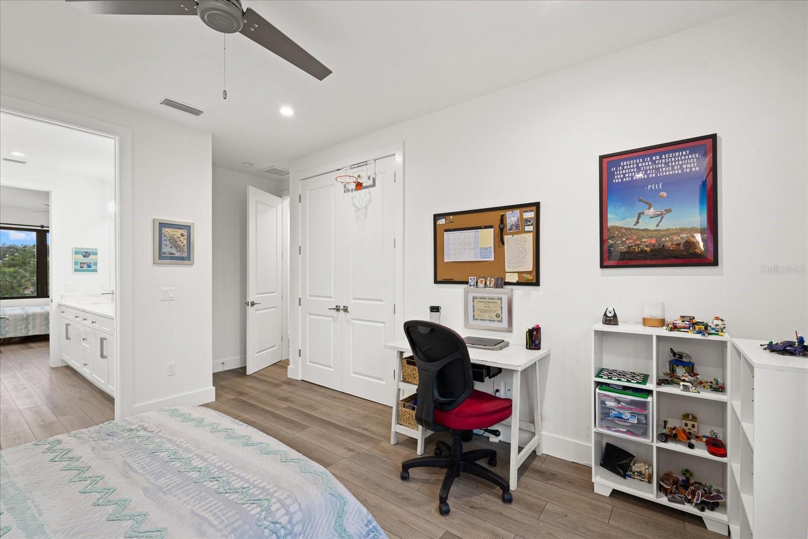 577 VENICE LN
