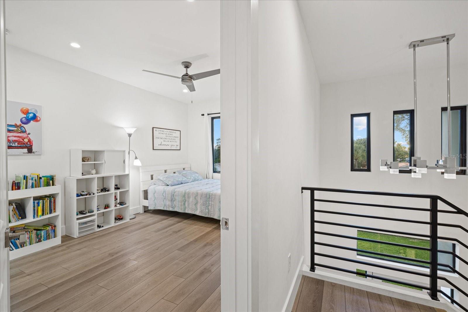 577 VENICE LN