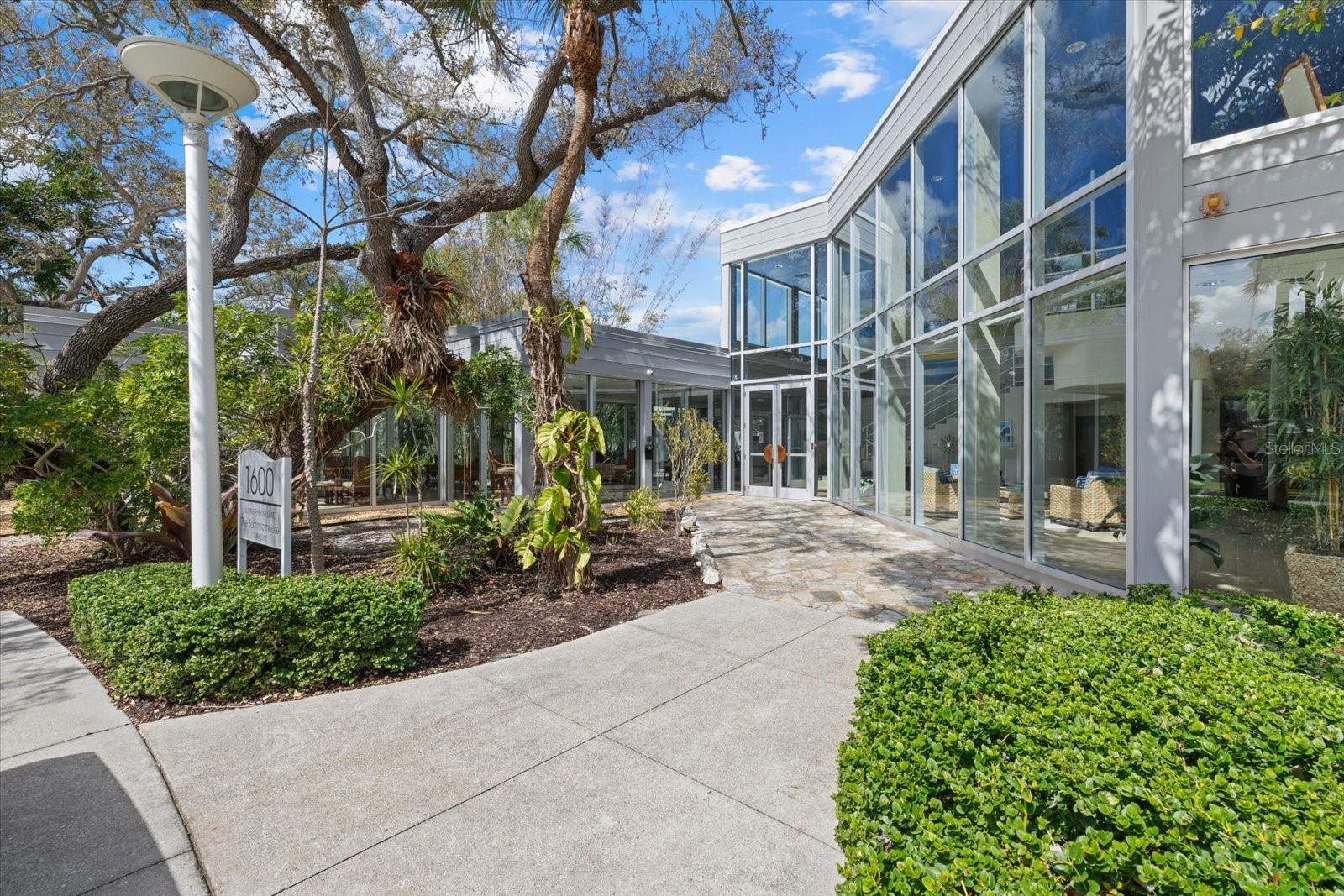 1660 SUMMERHOUSE LN #402