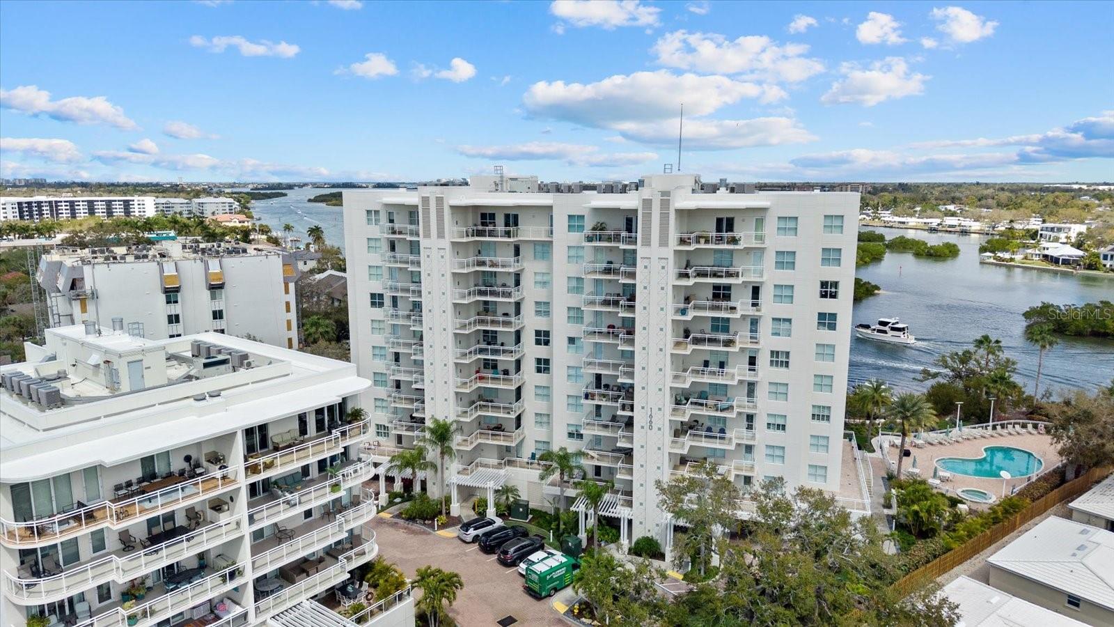 1660 SUMMERHOUSE LN #402