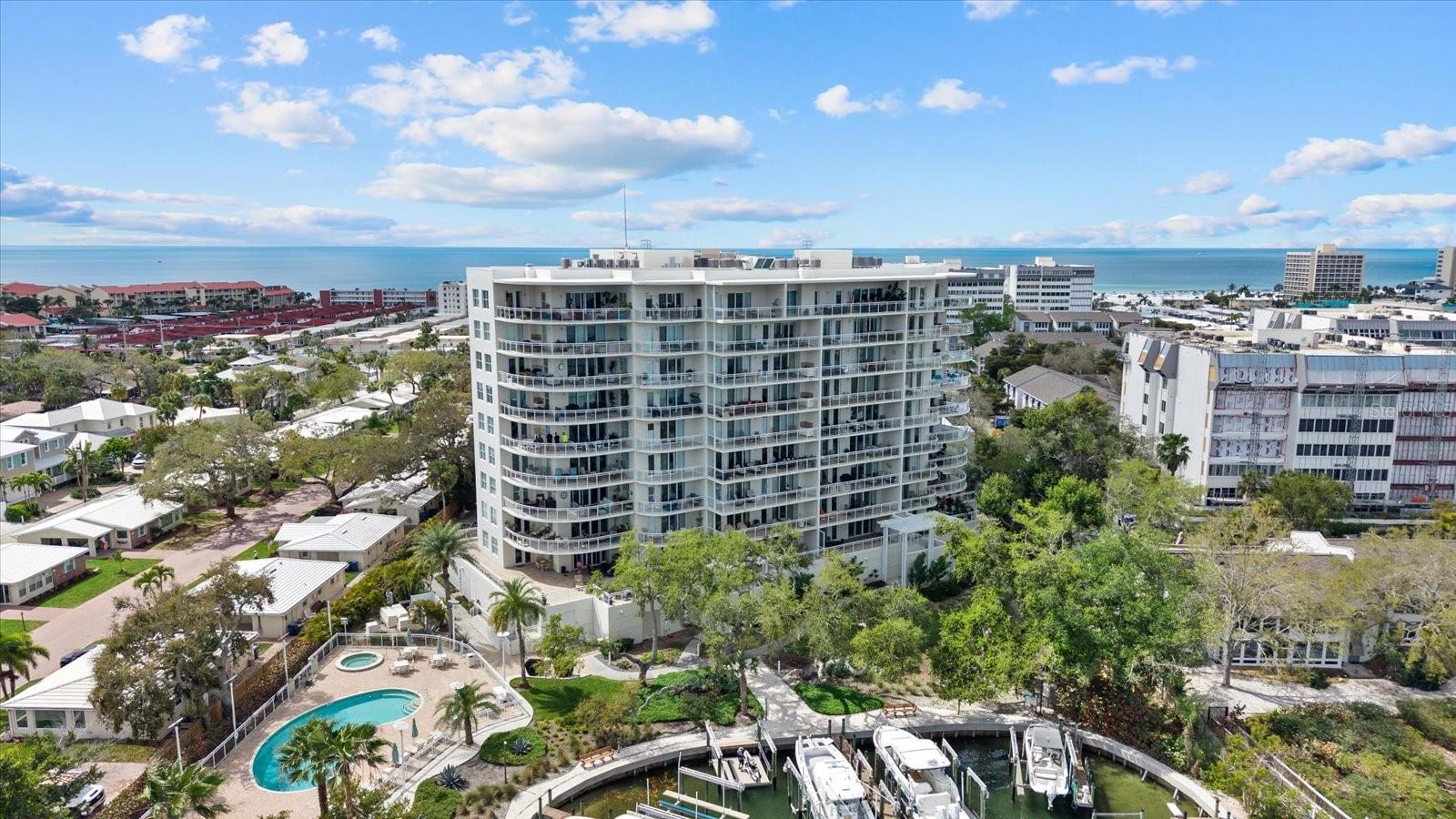 1660 SUMMERHOUSE LN #402