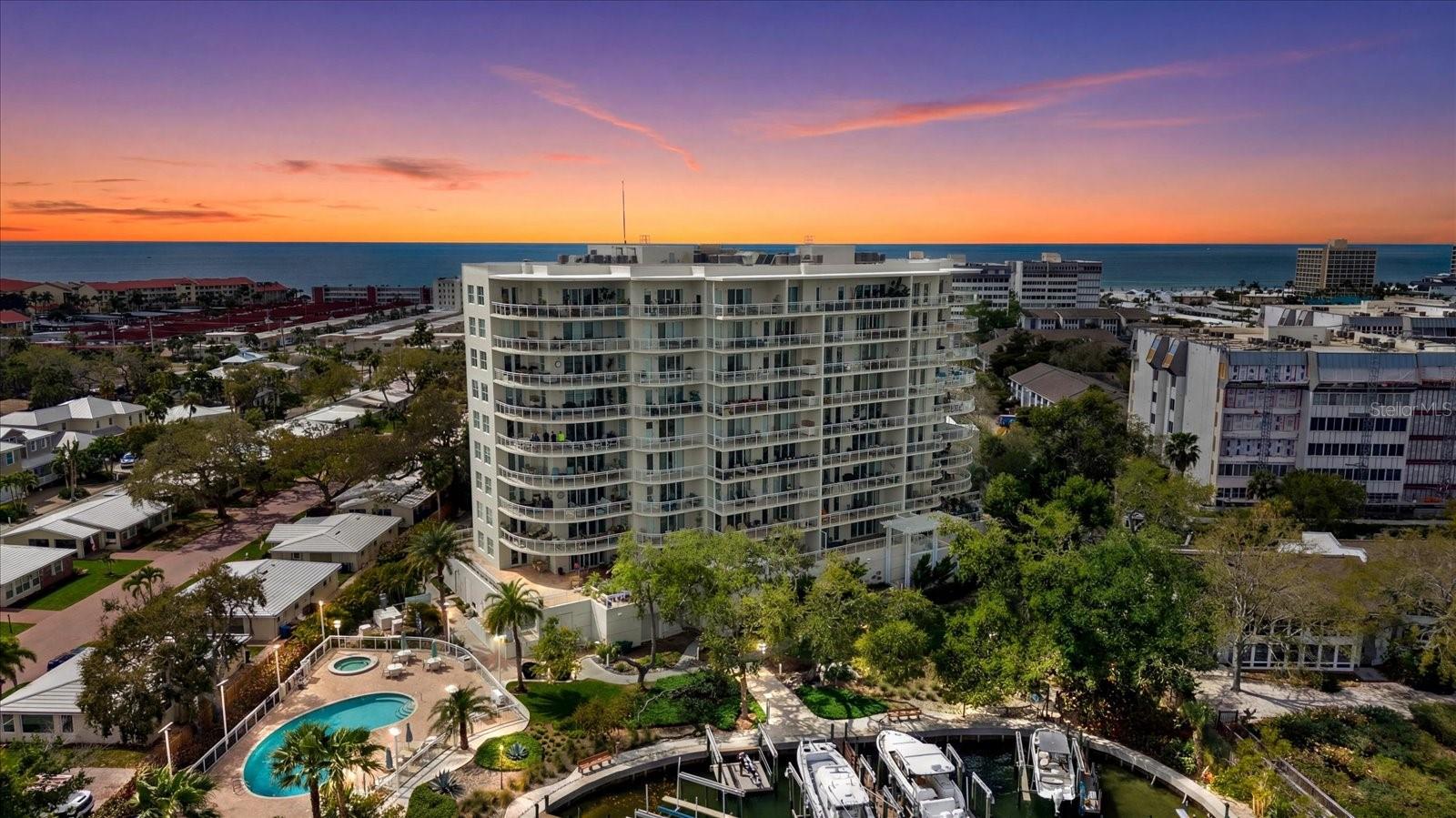 1660 SUMMERHOUSE LN #402