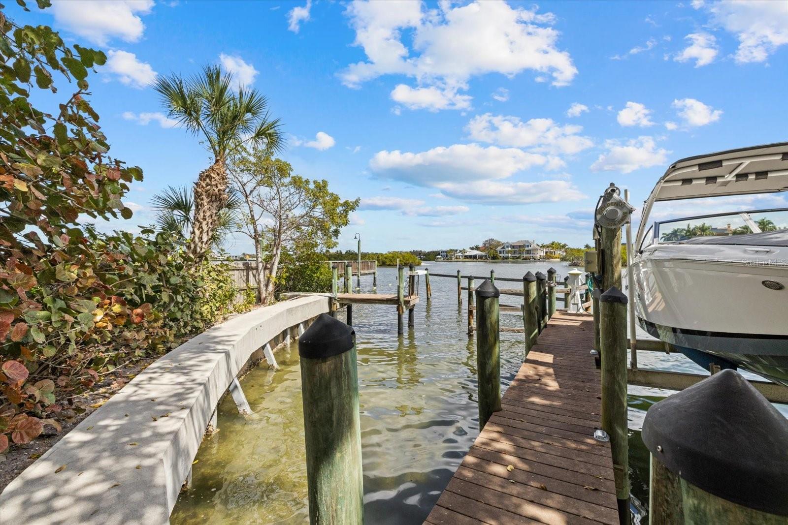 1660 SUMMERHOUSE LN #402