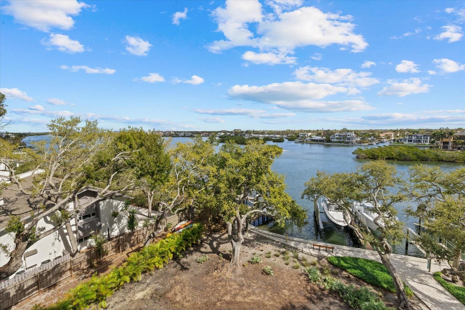 1660 SUMMERHOUSE LN #402