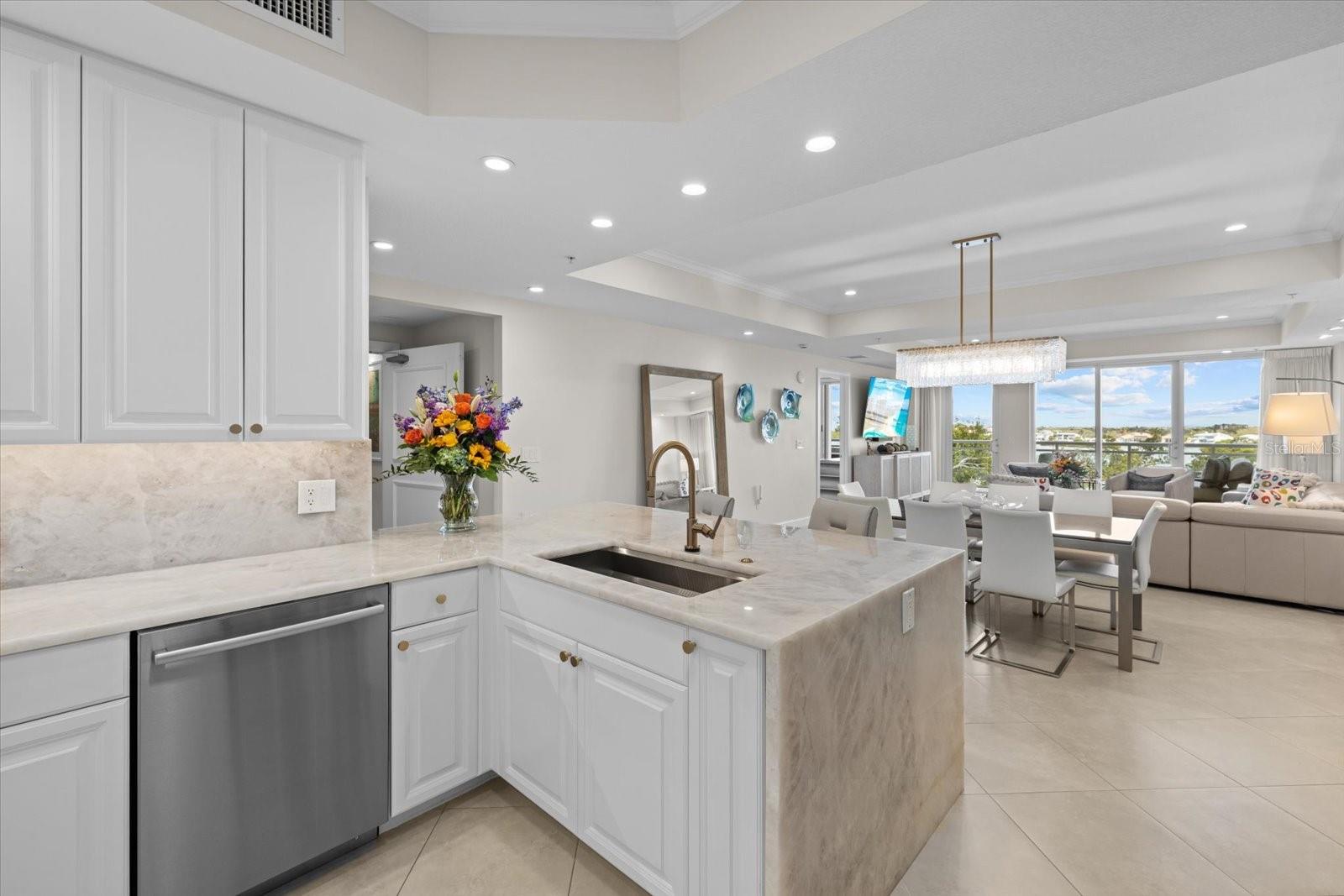 1660 SUMMERHOUSE LN #402