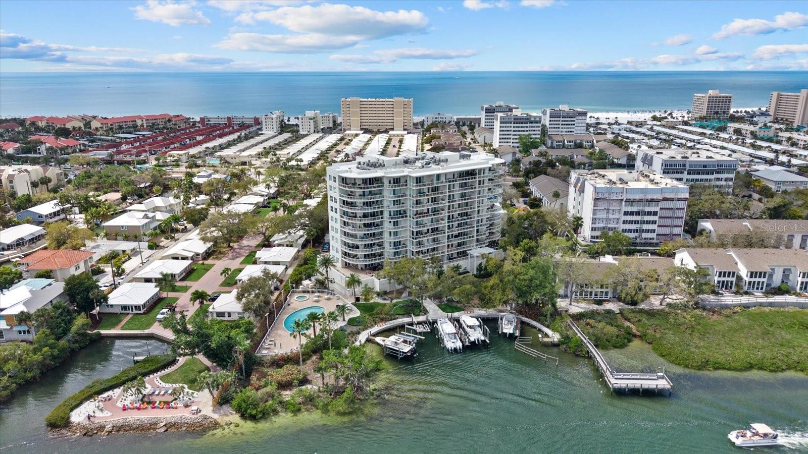 1660 SUMMERHOUSE LN #402