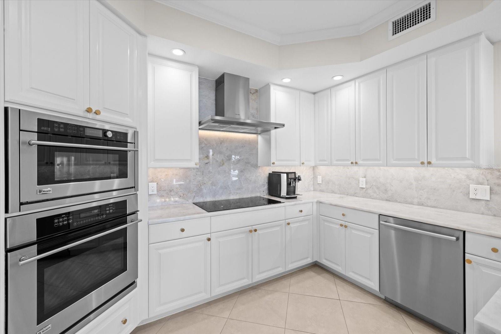 1660 SUMMERHOUSE LN #402