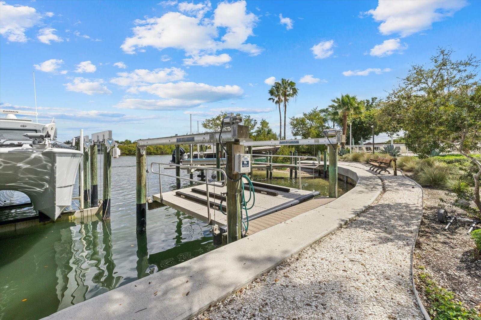 1660 SUMMERHOUSE LN #402