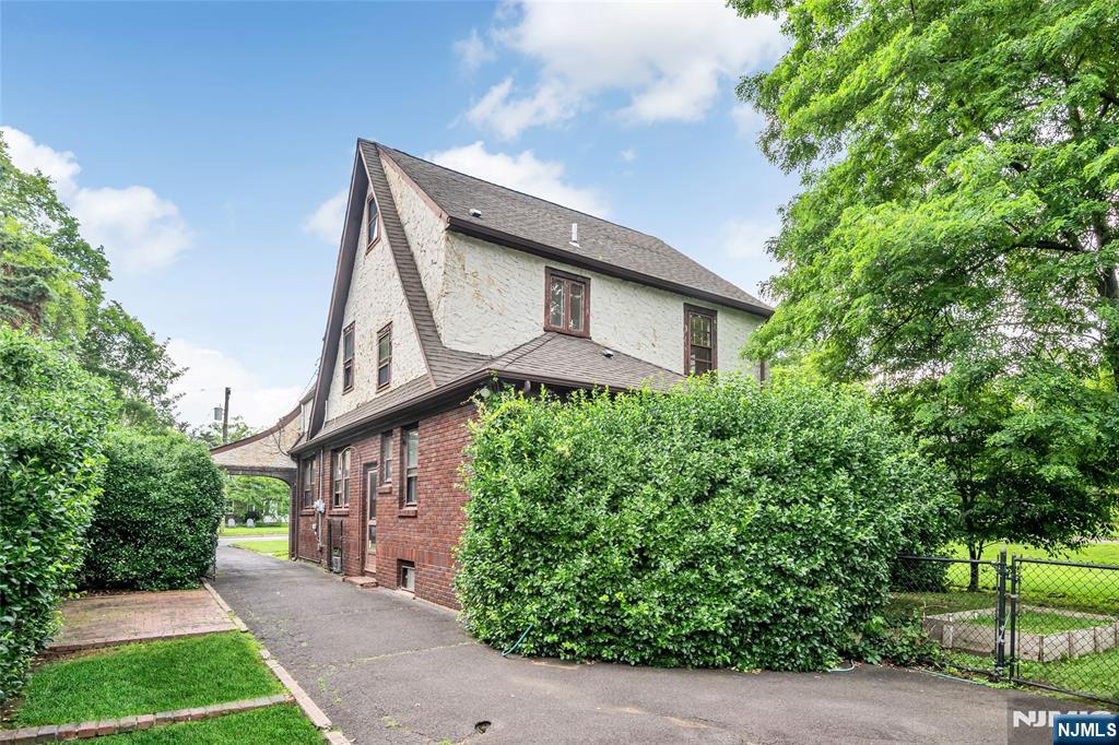 332 Meadowbrook Avenue