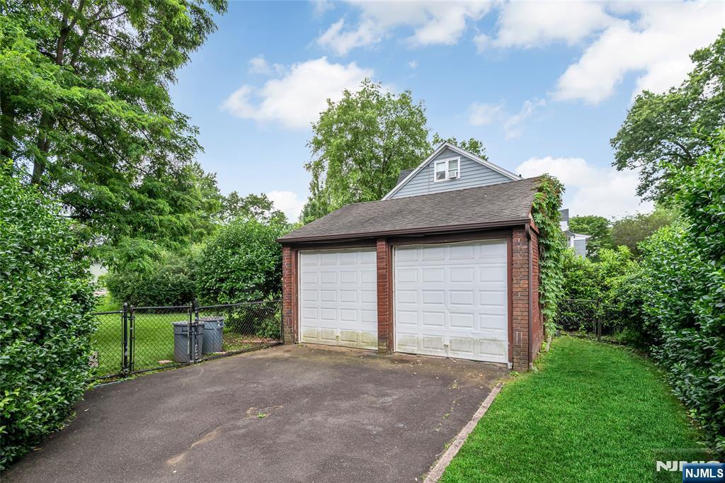332 Meadowbrook Avenue