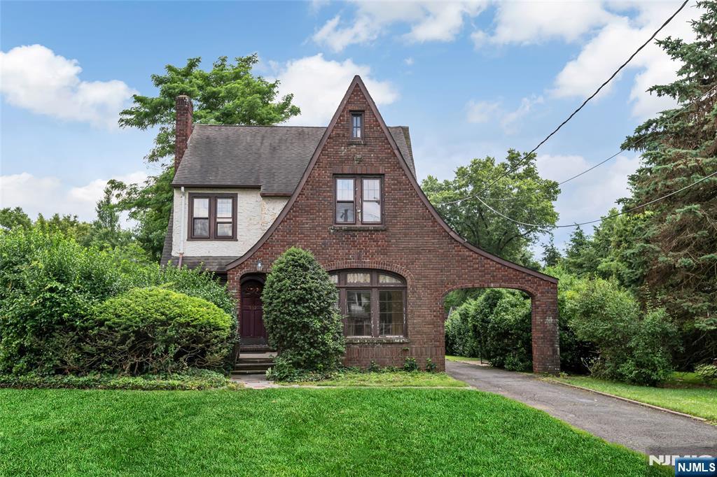332 Meadowbrook Avenue
