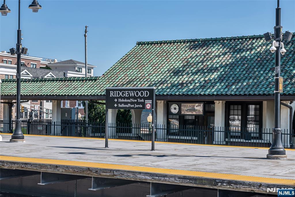 332 Meadowbrook Avenue