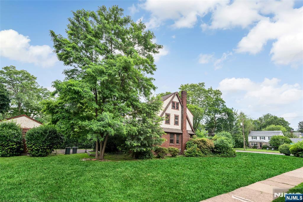 332 Meadowbrook Avenue