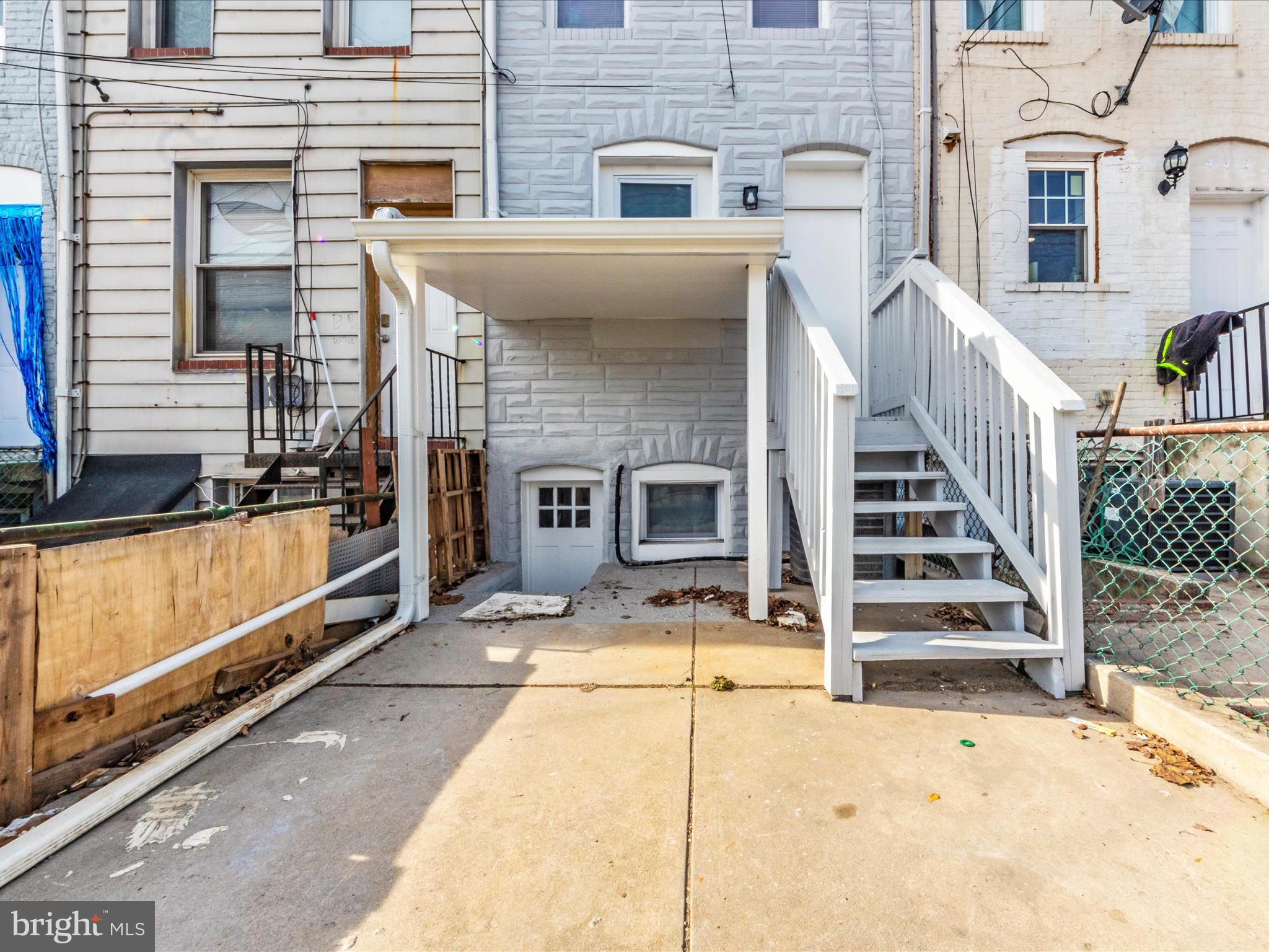 443 ROBINSON STREET N