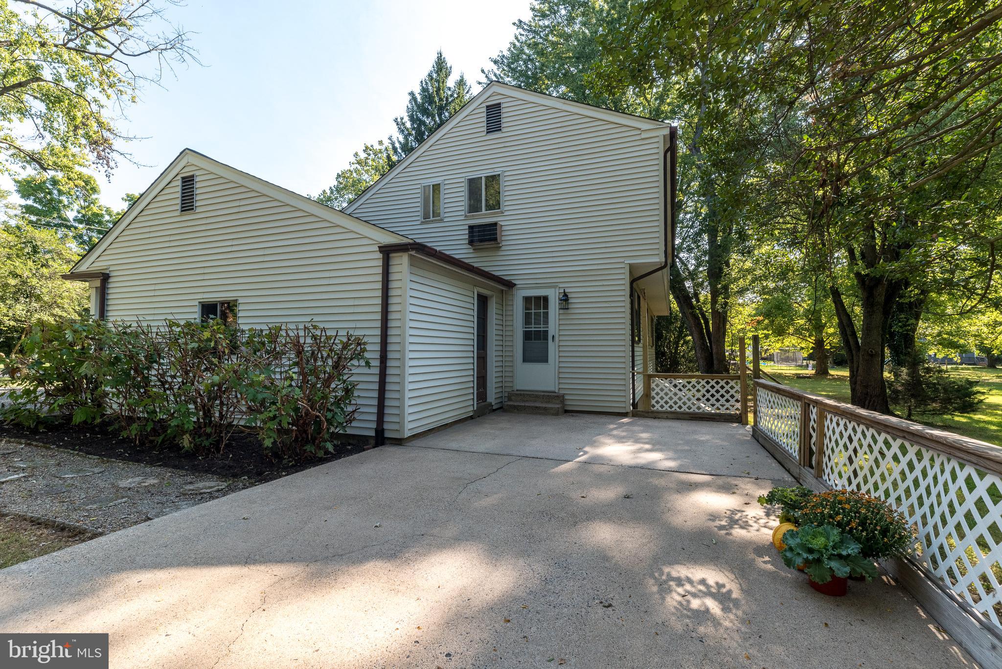 878 Sandy Ridge Rd E