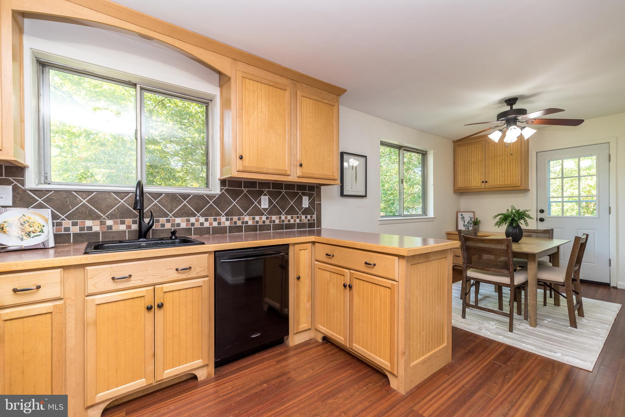 878 Sandy Ridge Rd E