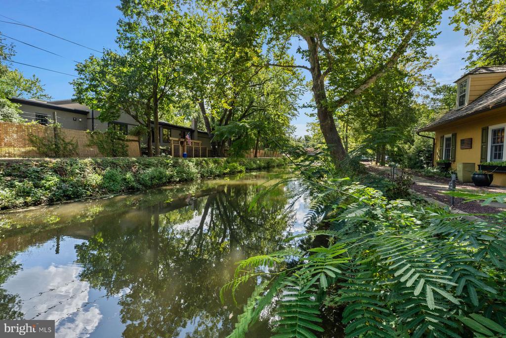 2472 RIVER ROAD