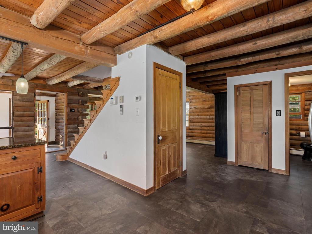 466 DEERWOOD LANE