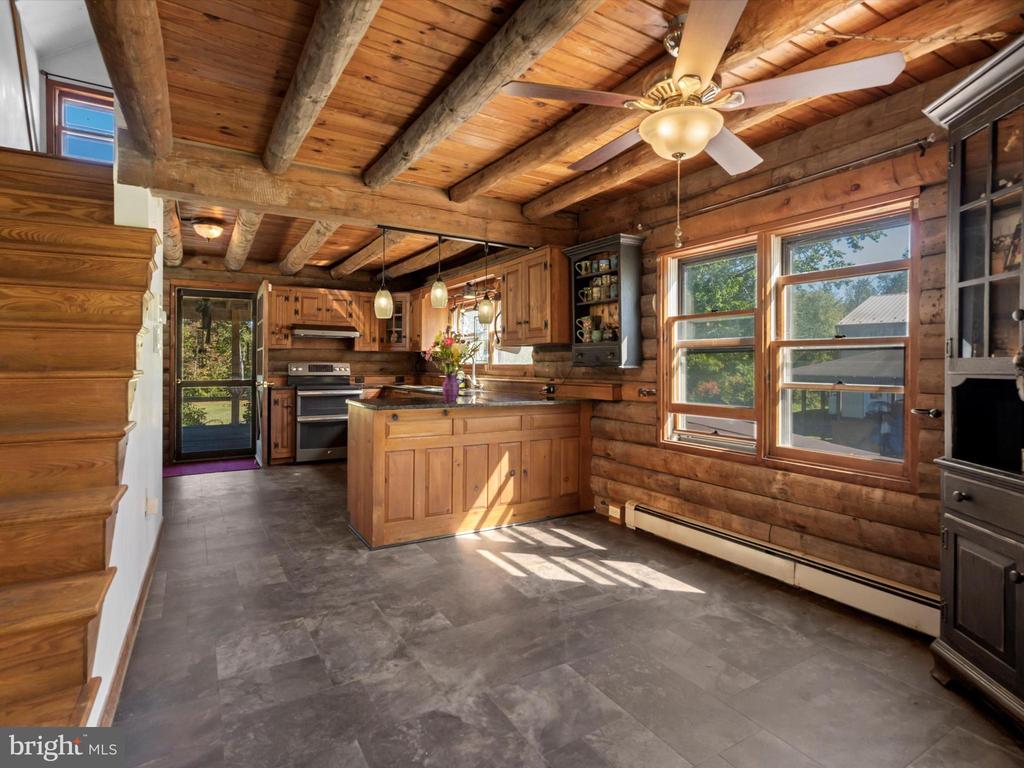 466 DEERWOOD LANE