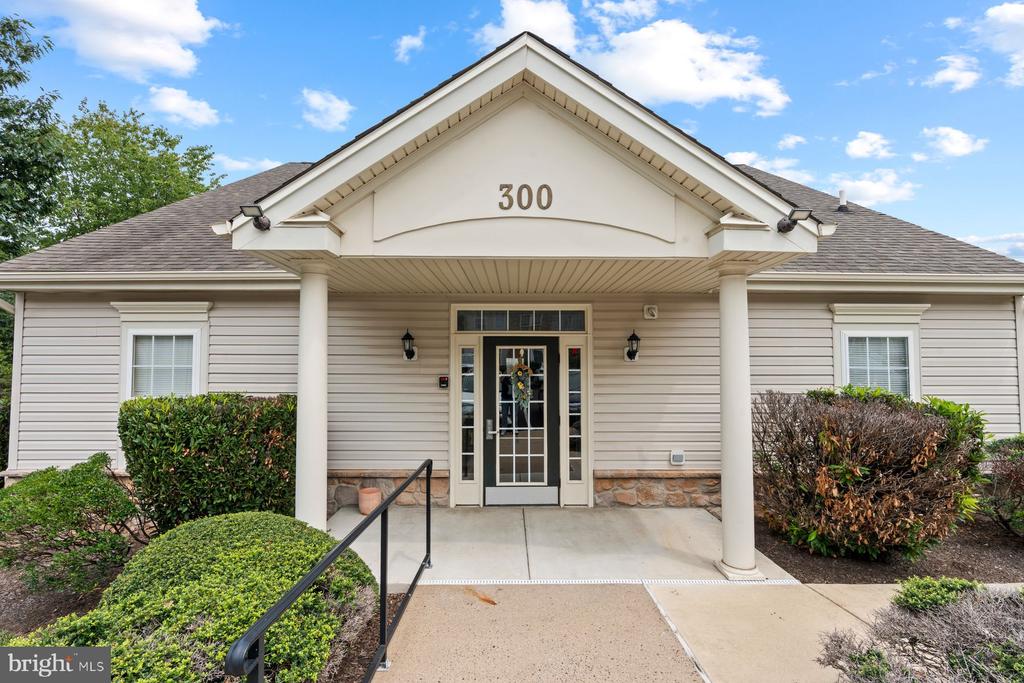 100 DOUGLAS FIR DRIVE Unit: 102