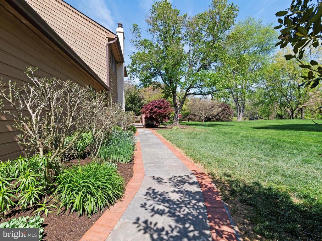 1136 Dorset Dr