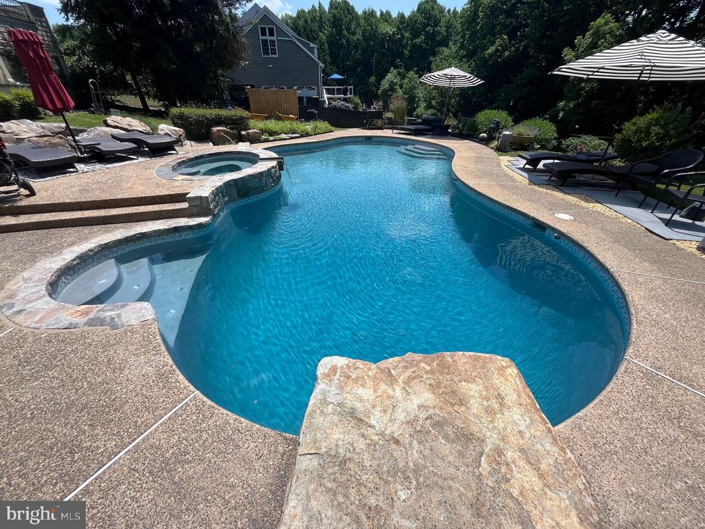 81 BARRINGTON LANE
